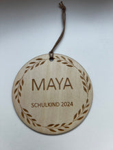 Laden Sie das Bild in den Galerie-Viewer, HOLZANHÄNGER für Schultüte personalisiert