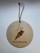 Laden Sie das Bild in den Galerie-Viewer, HOLZANHÄNGER für Schultüte personalisiert