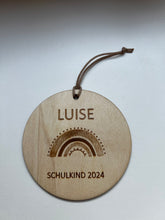 Laden Sie das Bild in den Galerie-Viewer, HOLZANHÄNGER für Schultüte personalisiert