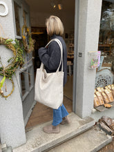 Laden Sie das Bild in den Galerie-Viewer, Handgefertigte Mom-Bag