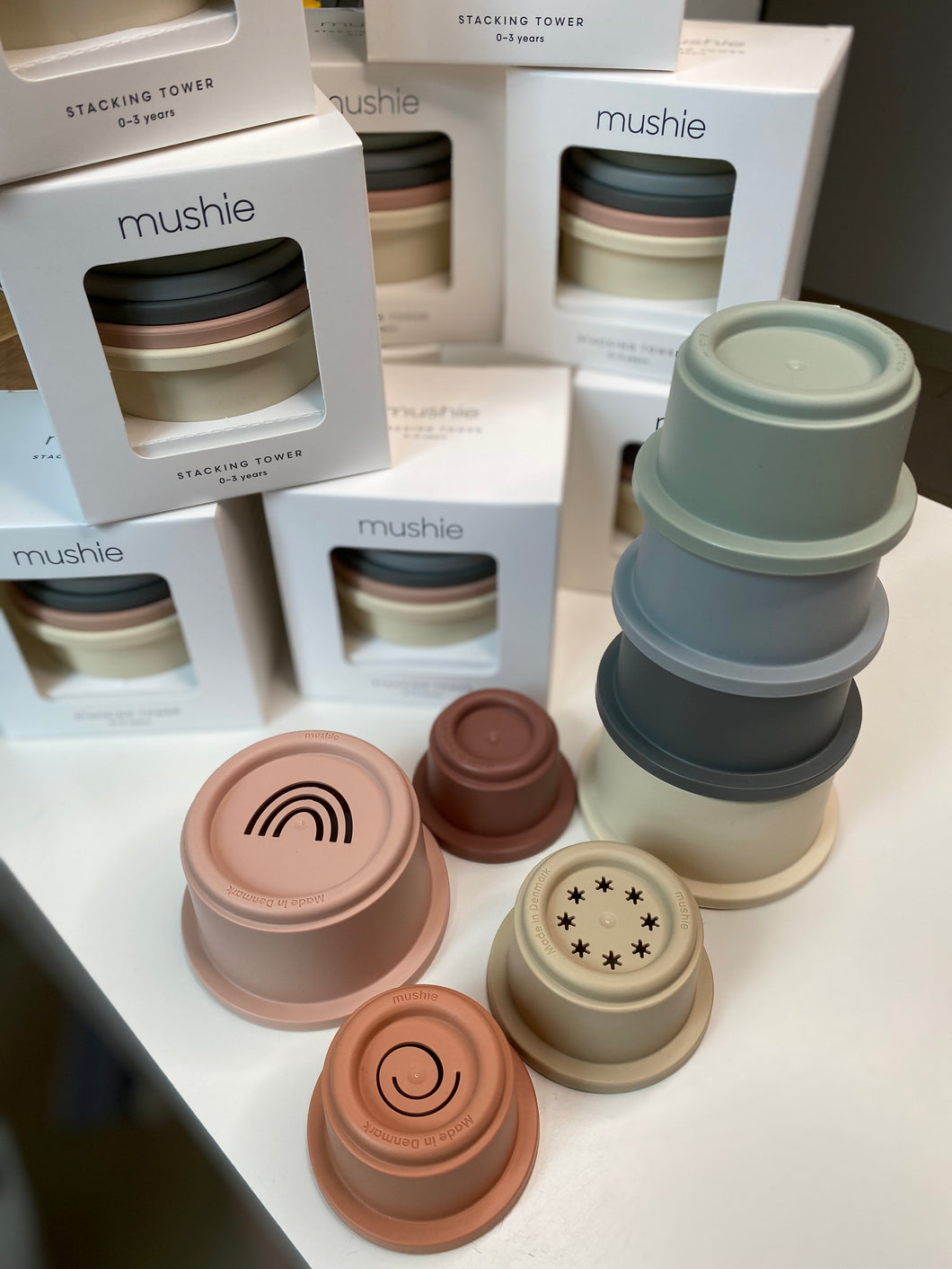 Mushie Stapelturm HYGGE RAINBOW